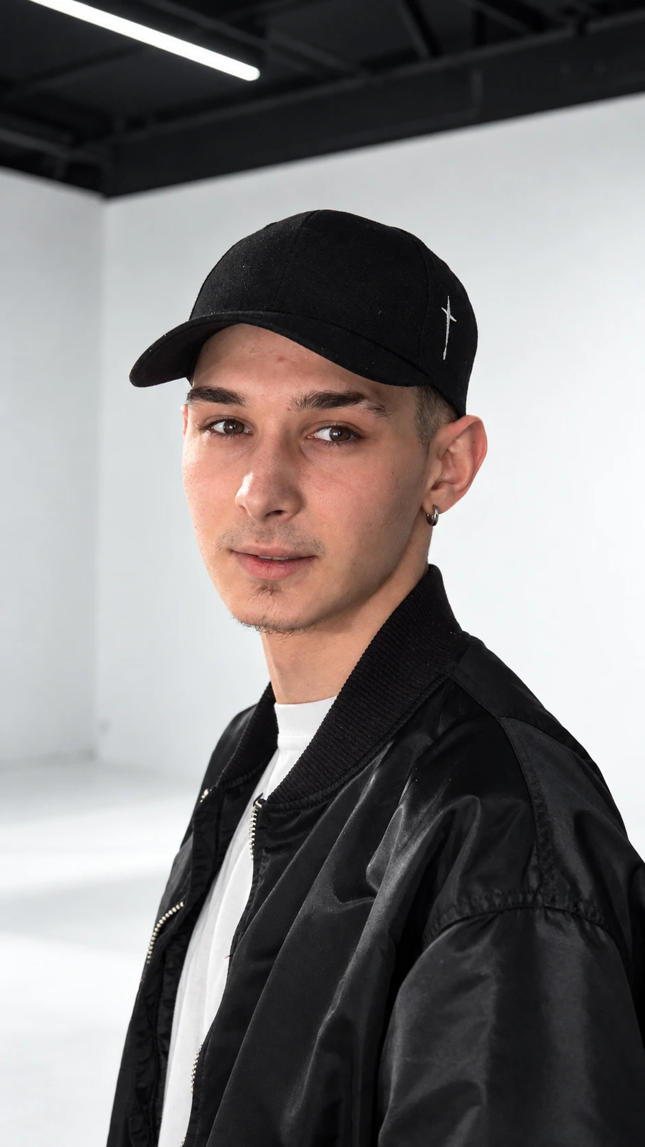 Emanuel Boran mit schwarzer Cap und Jacke
